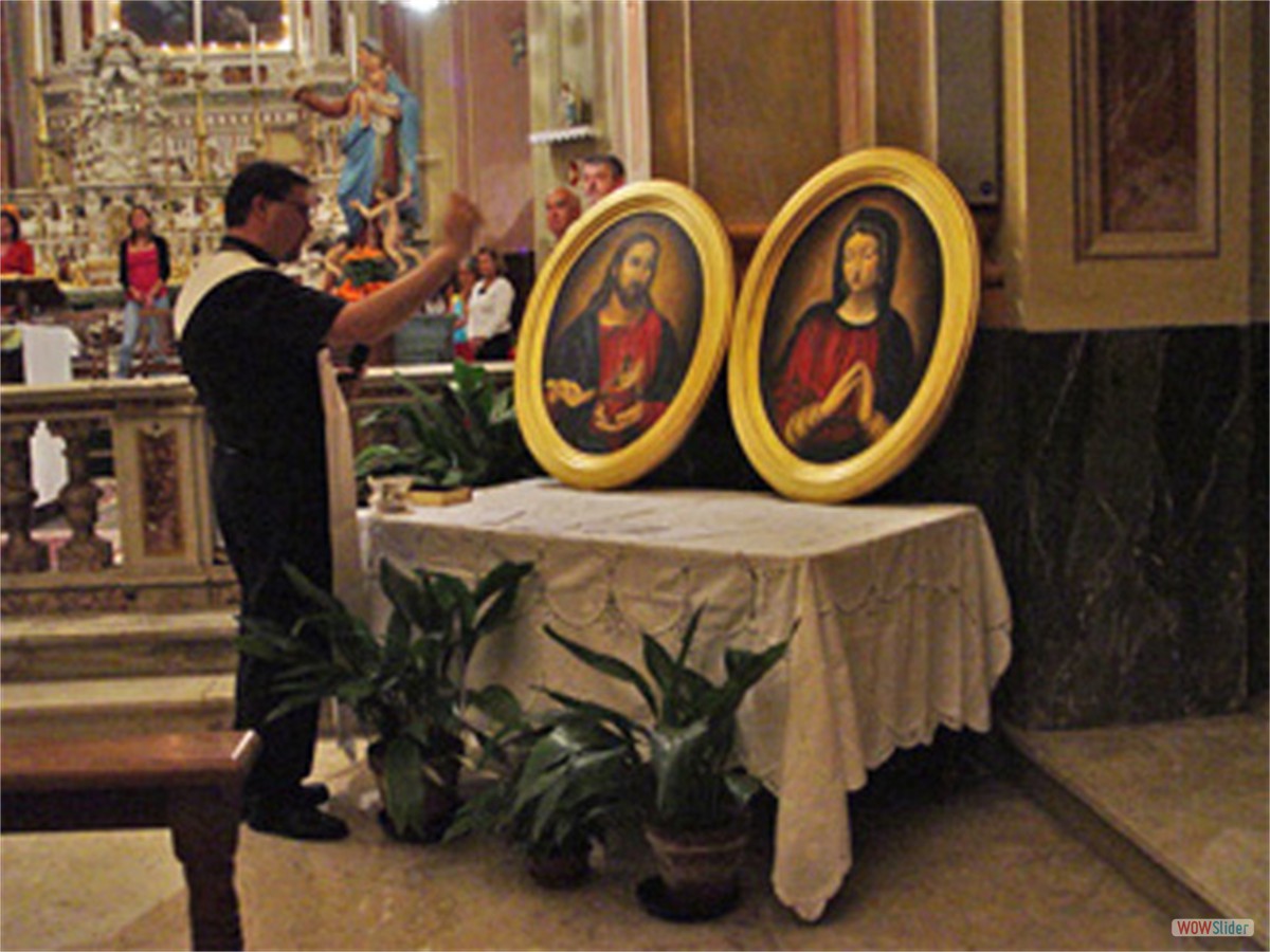Don Paolo benedice i quadri
