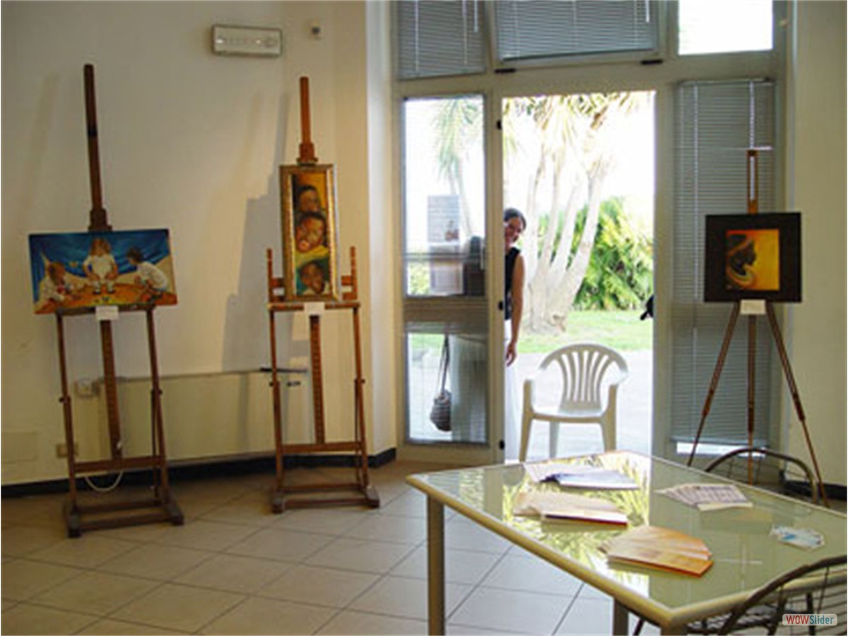 Celeste Sespede con i suoi dipinti (2008 