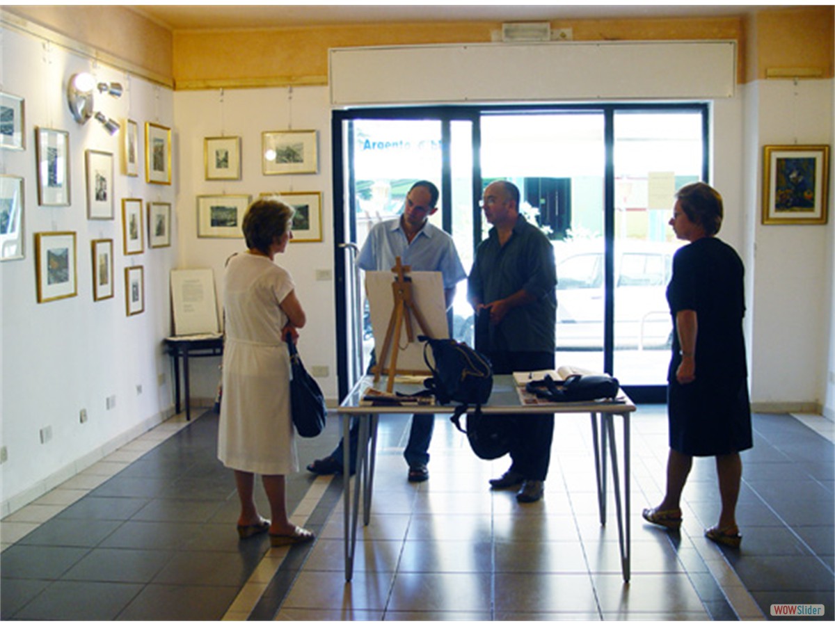 Alcuni visitatori e il curatore della mostra Lorenzo Zunino (secondo da destra)