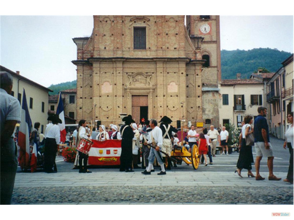 La mostra nell'edizione 2002 - La parata nei giorni della festa del paese 