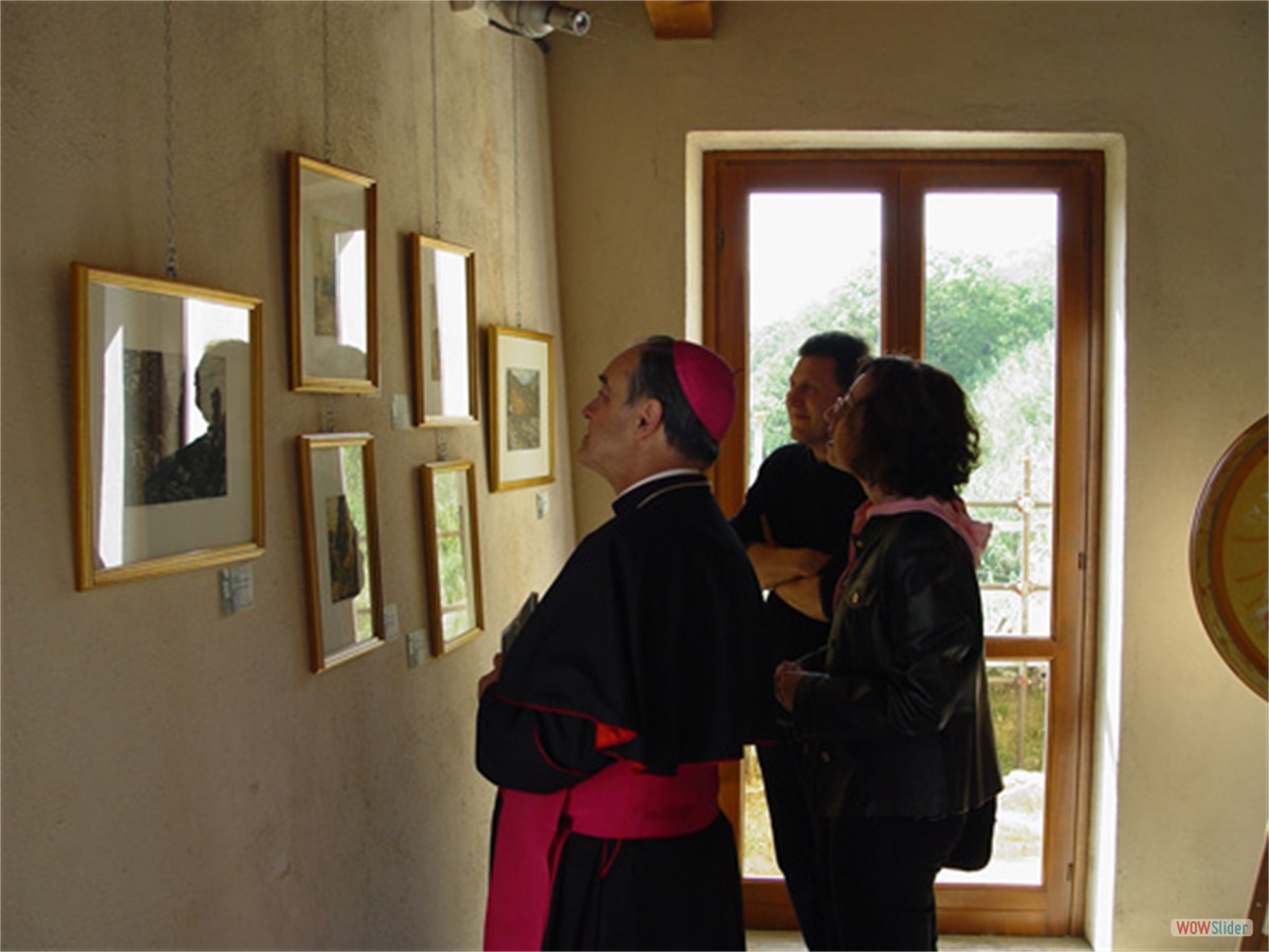 Cristina Sosio col Vescovo  di Savona Vittorio Lupi e Don Giuseppe, parroco di Valleggia, in visita alla mostra